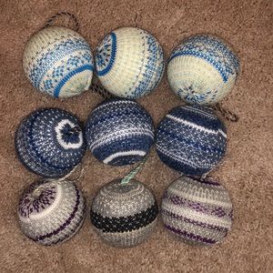 Lightweight knit ornaments in good condition 🎄